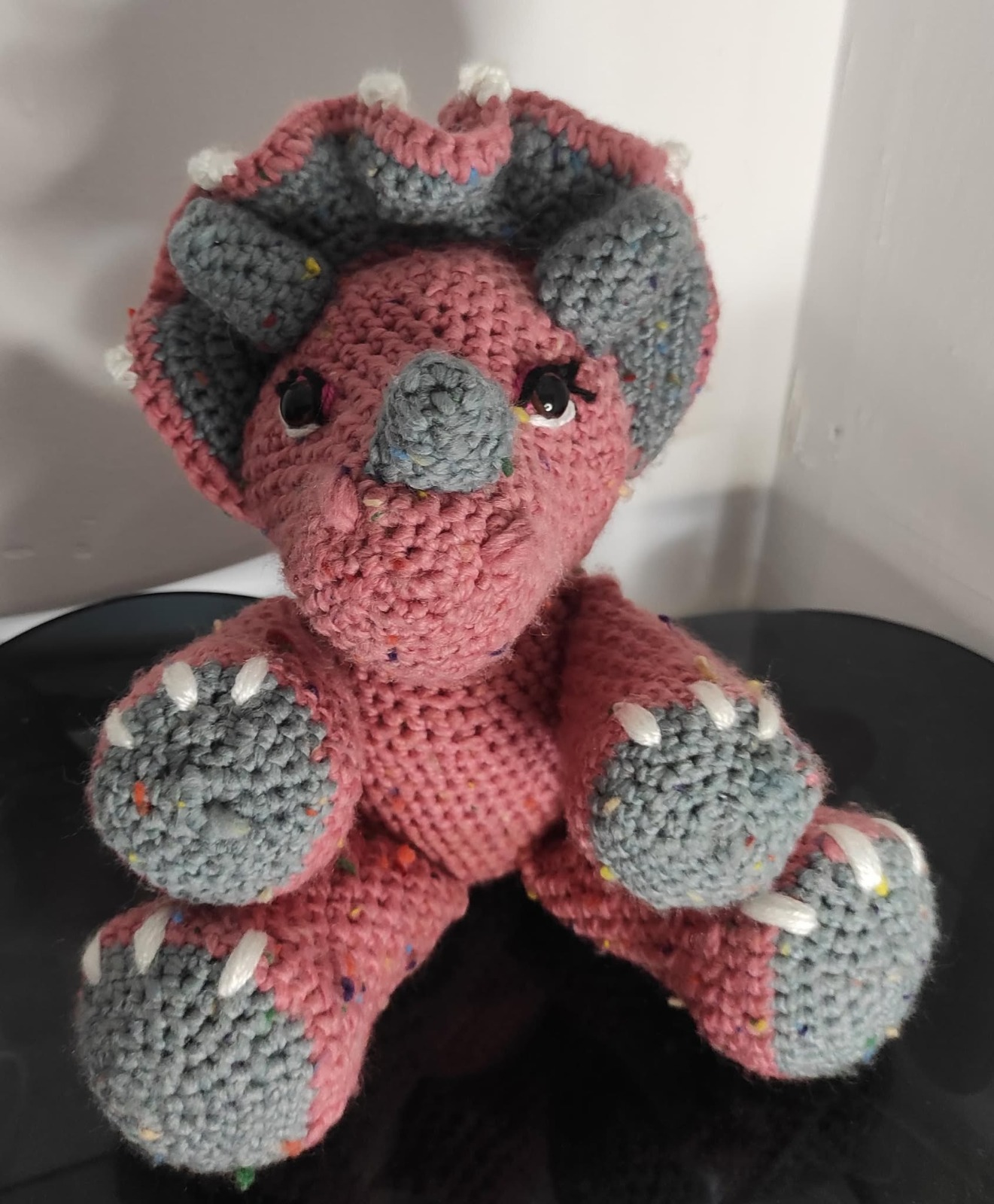 Peluche de triceratops hecho en crochet